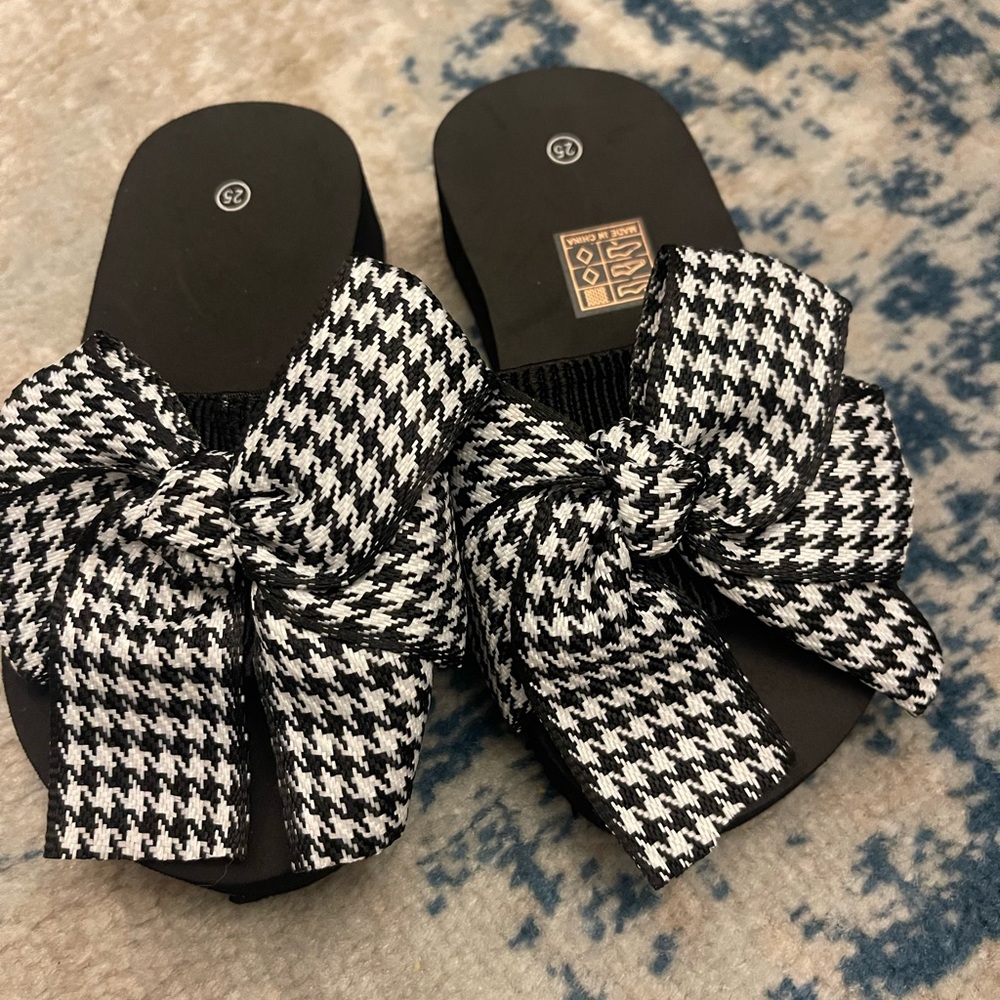 Stylish Black and White Houndstooth Bow Slides (New without Tags)